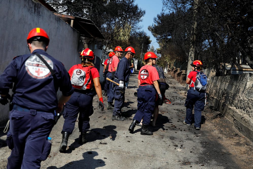 Griechische Feuerwehrleute in Mati bei Athen: Die Helfer suchen in den Ruinen nach Opfern der Brandkatastrophe.