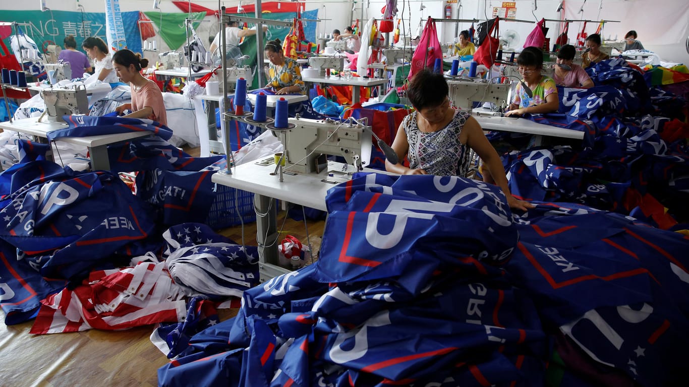 Arbeiterinnen an den Nähmaschinen: Solange die Zölle noch nicht greifen, bleibt die Produktion der Flaggen in China für Trump rentabel.