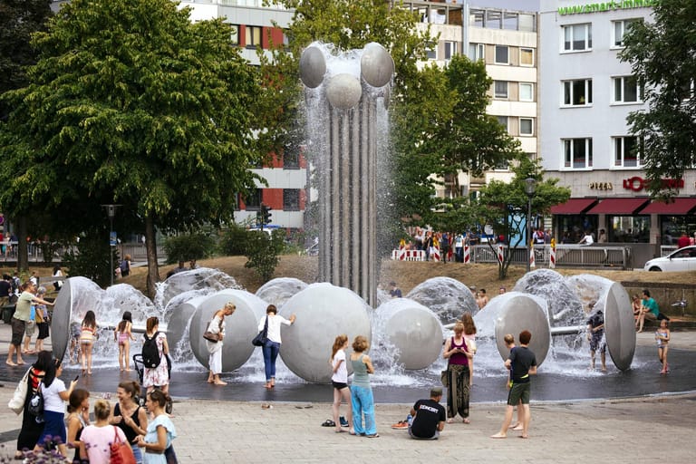 Brunnen auf dem Ebertplatz in Köln: Viele Menschen suchen während der Hitze Erfrischung an öffentlichen Wasserquellen.