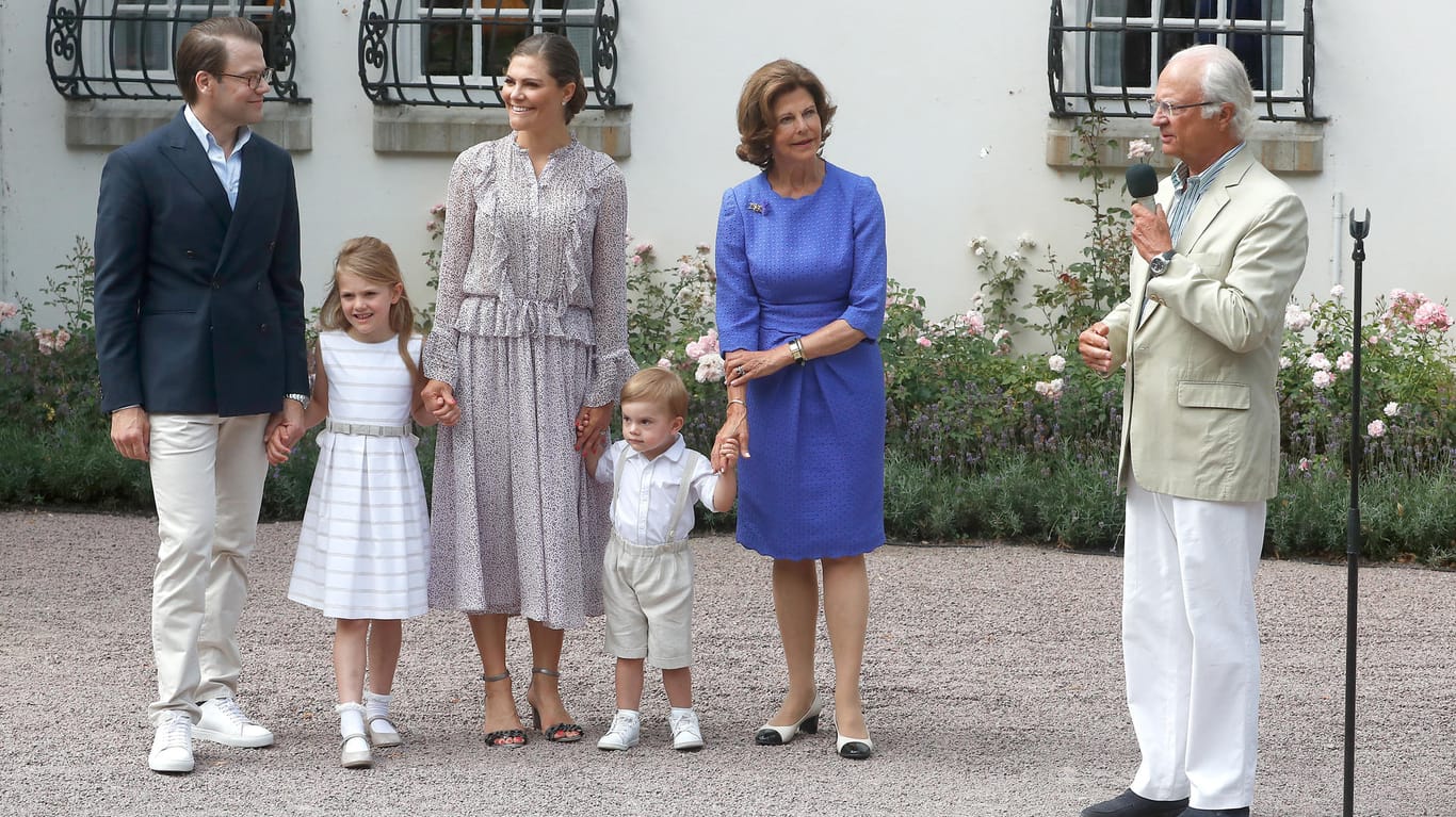 Prinzessin Victoria mit ihrer Familie: Durch ihre Mutter Silvia (2.v.r.) lernte sie schon früh erste Worte auf Deutsch.