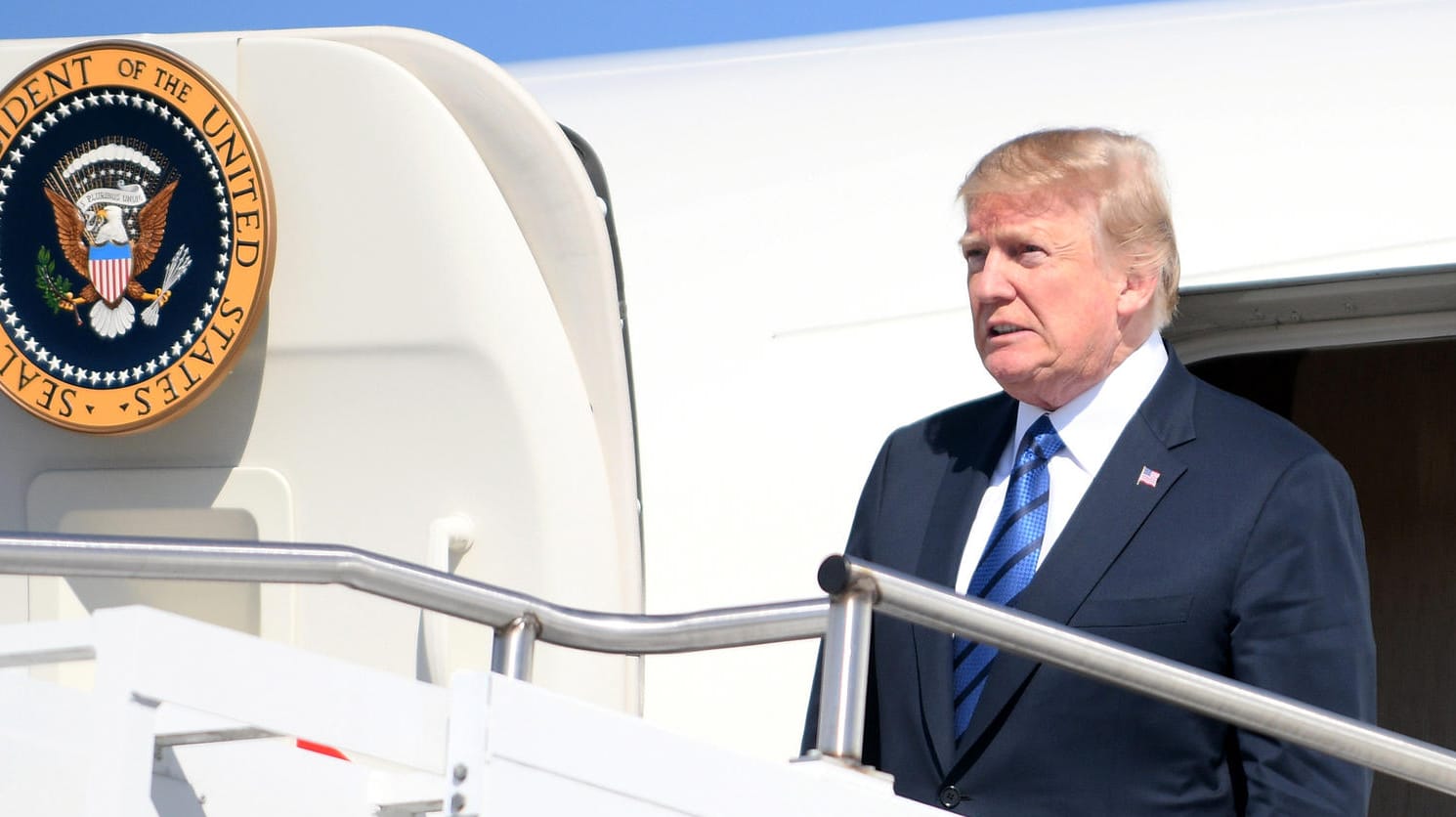 Trump verlässt die Air Force One: Laut Anordnung soll auf jedem TV-Gerät an Bord Fox voreingestellt sein.