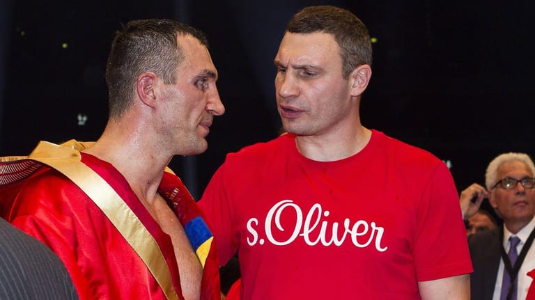Wladimir Klitschko (li.) nach einem Fight mit Bruder Vitali. Der aktuelle Bürgermeister von Kiew war stets wichtig für seinen jüngeren Bruder.