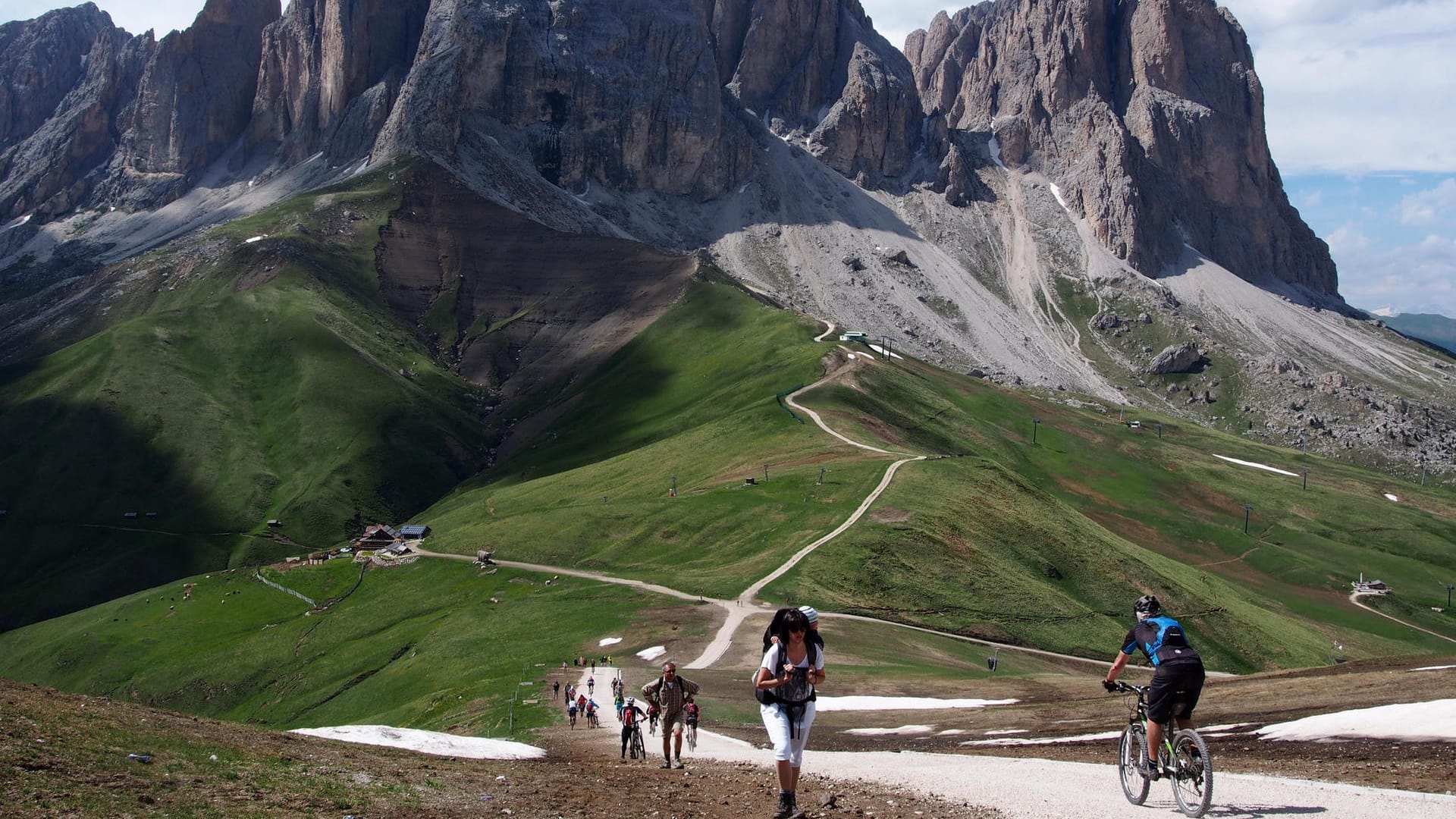 Rundwanderweg am Sellajoch: Um den Plattkofel und Langkofel kann man auch gut mit dem Rad fahren.