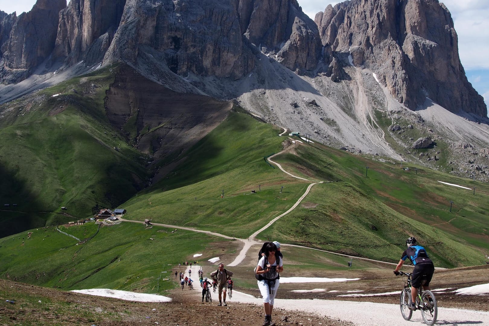 Rundwanderweg am Sellajoch: Um den Plattkofel und Langkofel kann man auch gut mit dem Rad fahren.