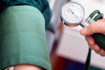Blutdruck wird gemessen: Magnesiummangel kann für erhöhten Blutdruck verantwortlich sein.