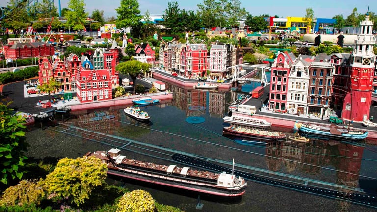 Legoland: Im Erlebnispark sind Städte und Landschaften im Maßstab 1:20 originalgetreu nachgebaut. Darunter ist auch Amsterdam im Miniaturformat.