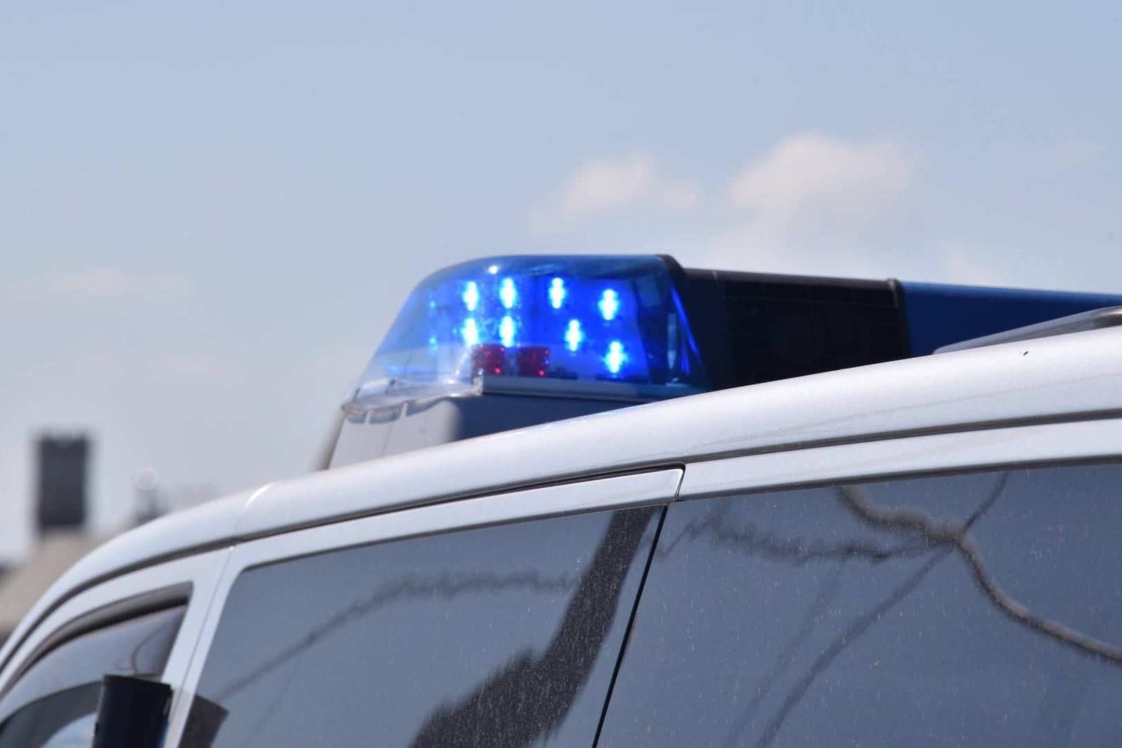 Blaulicht auf einem Polizeiwagen: Bevor die Einsatzkräfte das Freibad erreichte, war die beschuldigte Familie bereits geflohen. (Symbolbild)