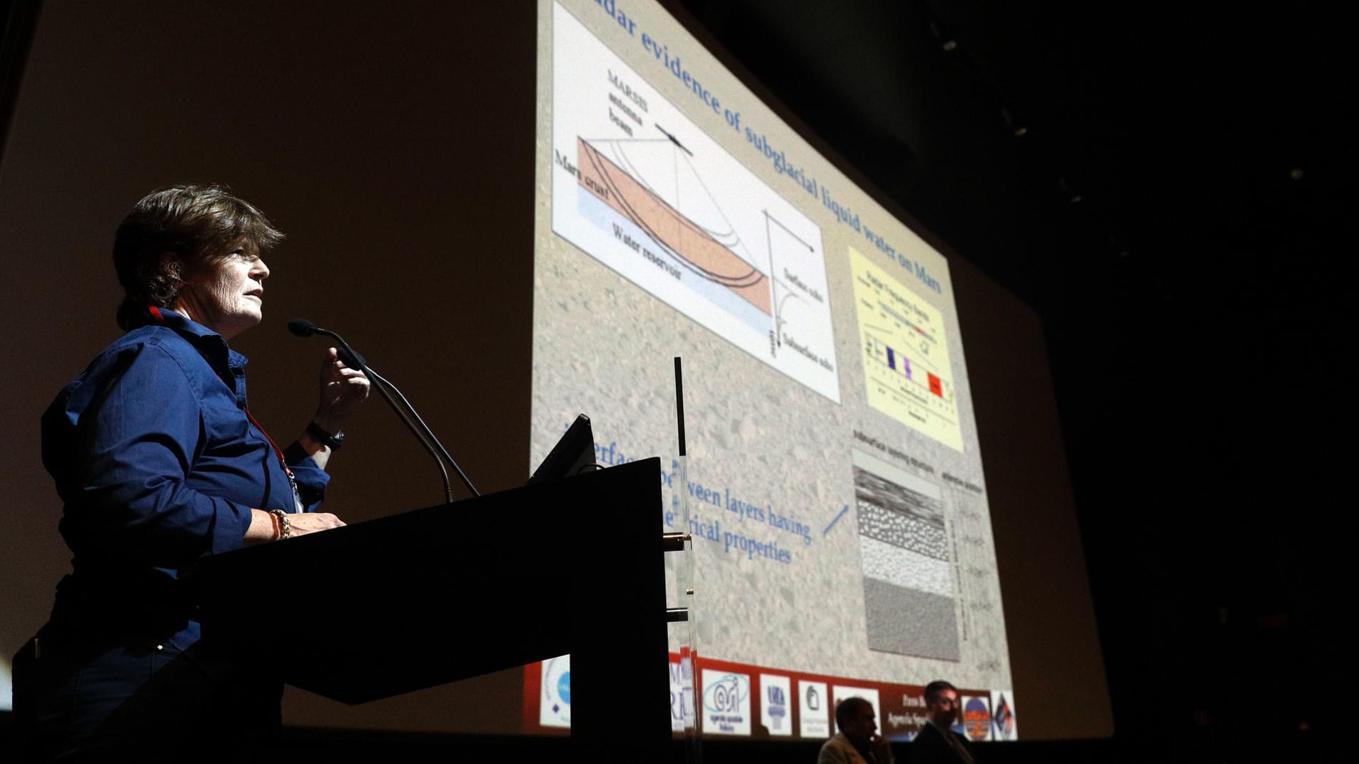 Die italienische Astrophysikerin Elena Pettinelli spricht auf einer Pressekonferenz: Trotz des Fundes der Wissenschaftler kann kann flüssiges Wasser an der Marsoberfläche nicht existieren – dafür ist es zu kalt.