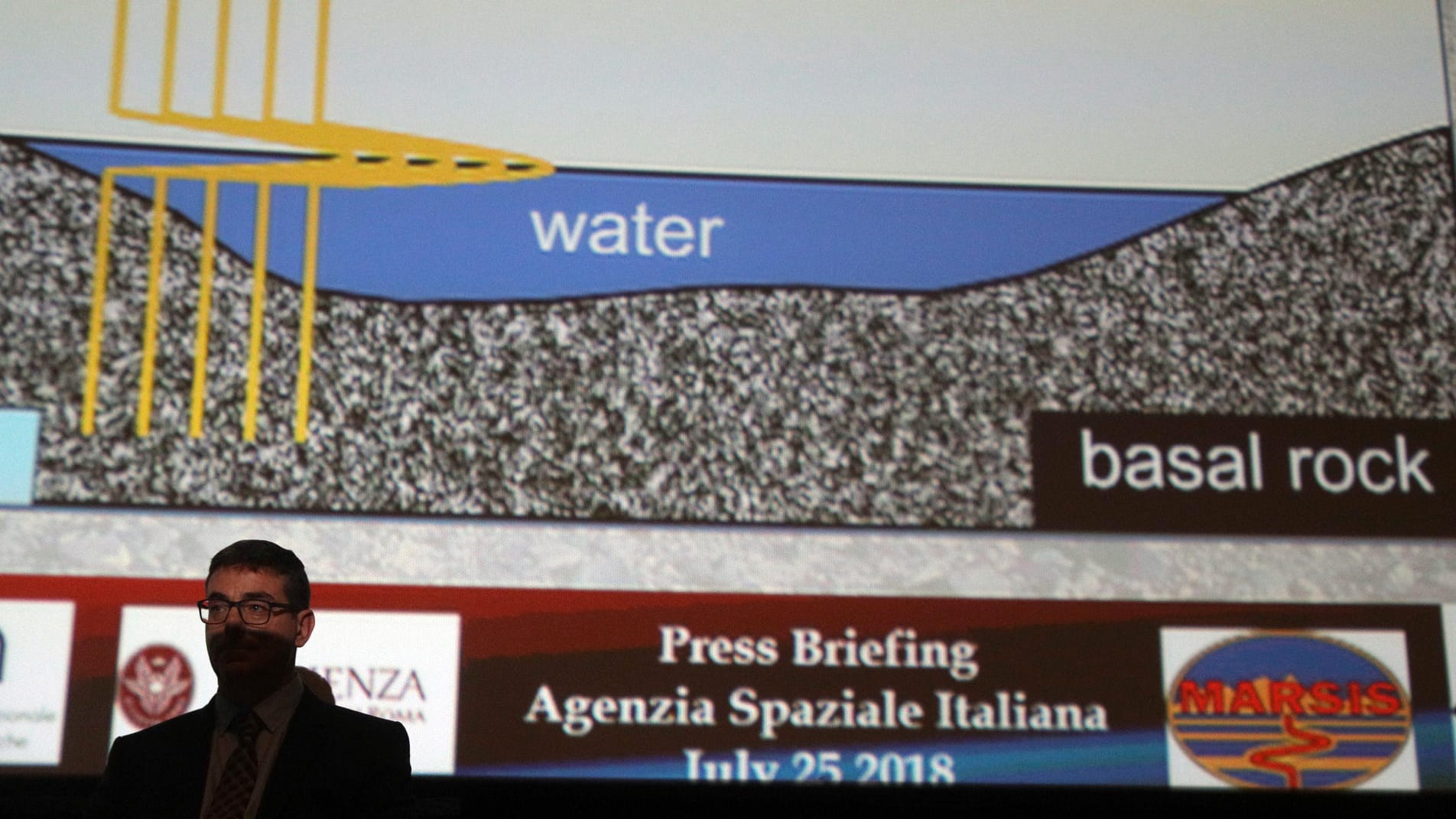 Das italienische Astrophysiker Roberto Orosei auf einer Pressekonferenz der italienischen Weltraumbehörde: Die Forscher haben einen großen See unter der Eisoberfläche entdeckt.