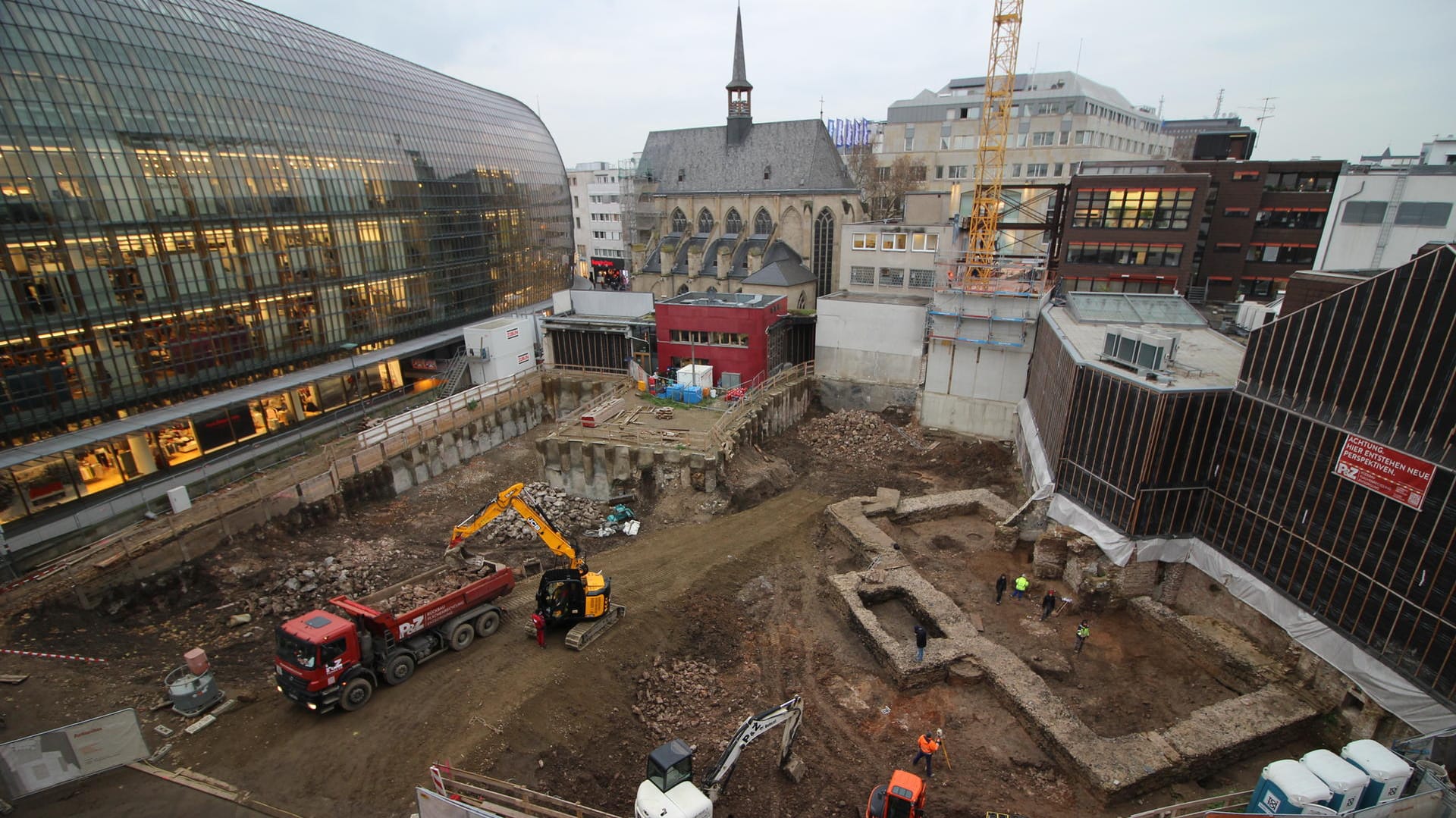 Blick auf das Fundament der Antoniter-Bibliothek: Sie ist nach Informationen der Kölner Bodendenkmalpflege im 2. Jahrhundert errichtet worden. Blick auf das Fundament der Antoniter-Bibliothek: Sie ist nach Informationen der Kölner Bodendenkmalpflege im 2. Jahrhundert errichtet worden.