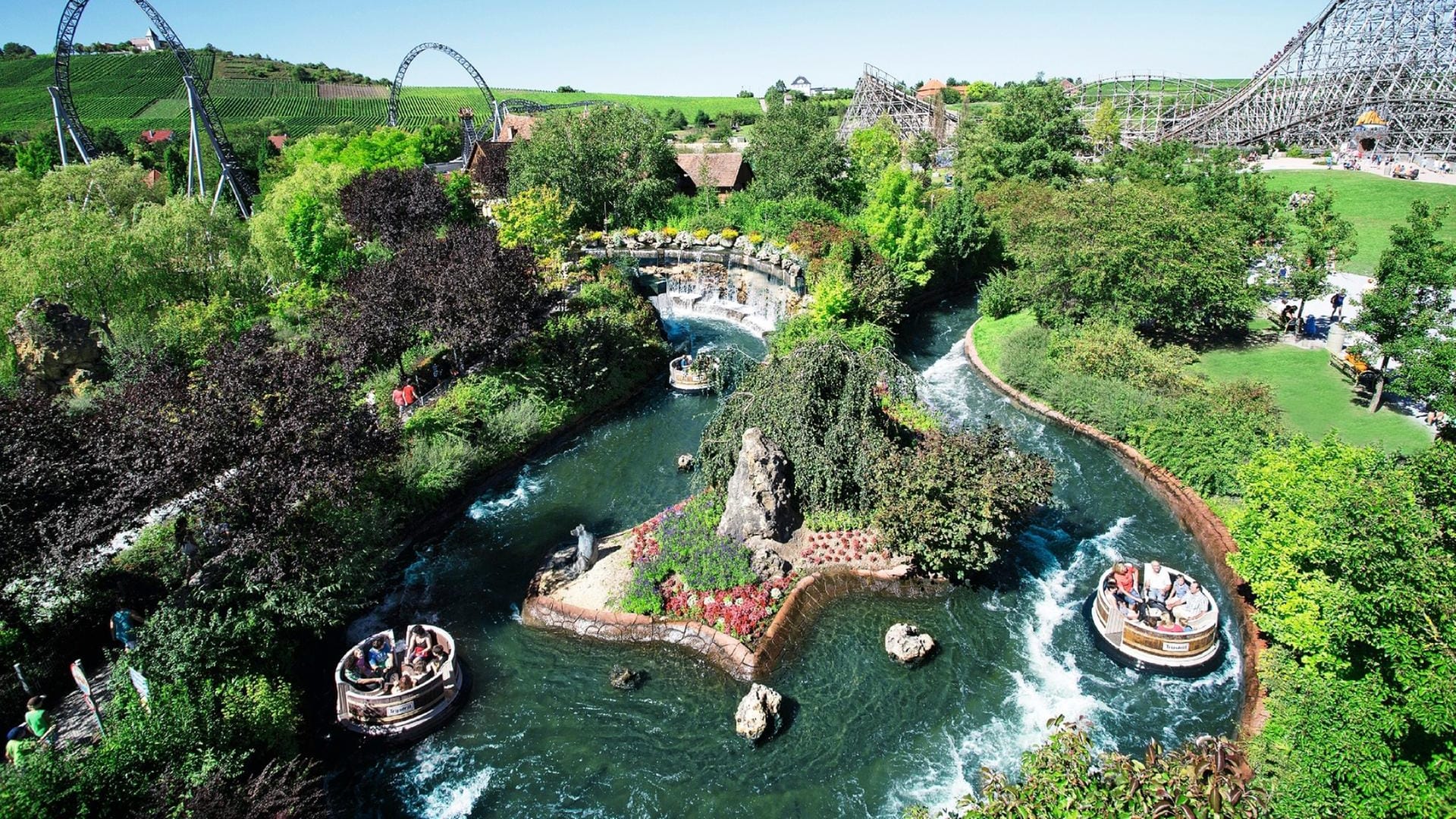 Erlebnispark Tripsdrill: Beim Waschzuber-Rafting treiben Sie in riesigen Waschzubern stromabwärts, durch Stromschnellen, vorbei an Wasserfällen und Strudeln.