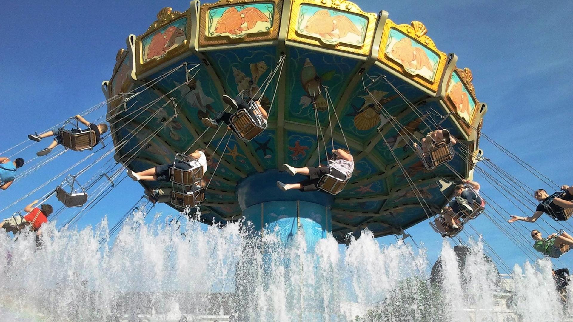 Phantasialand: Der "Wellenflug" im Themenbereich Berlin ist eine ganz besondere Attraktion für Groß und Klein.