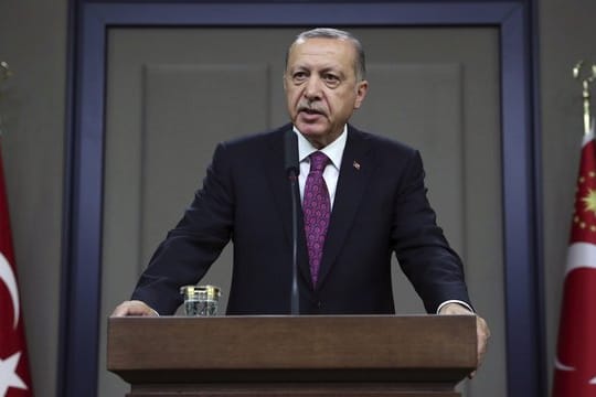 Recep Tayyip Erdogan, Staatspräsident der Türkei, spricht zu Medienvertretern.