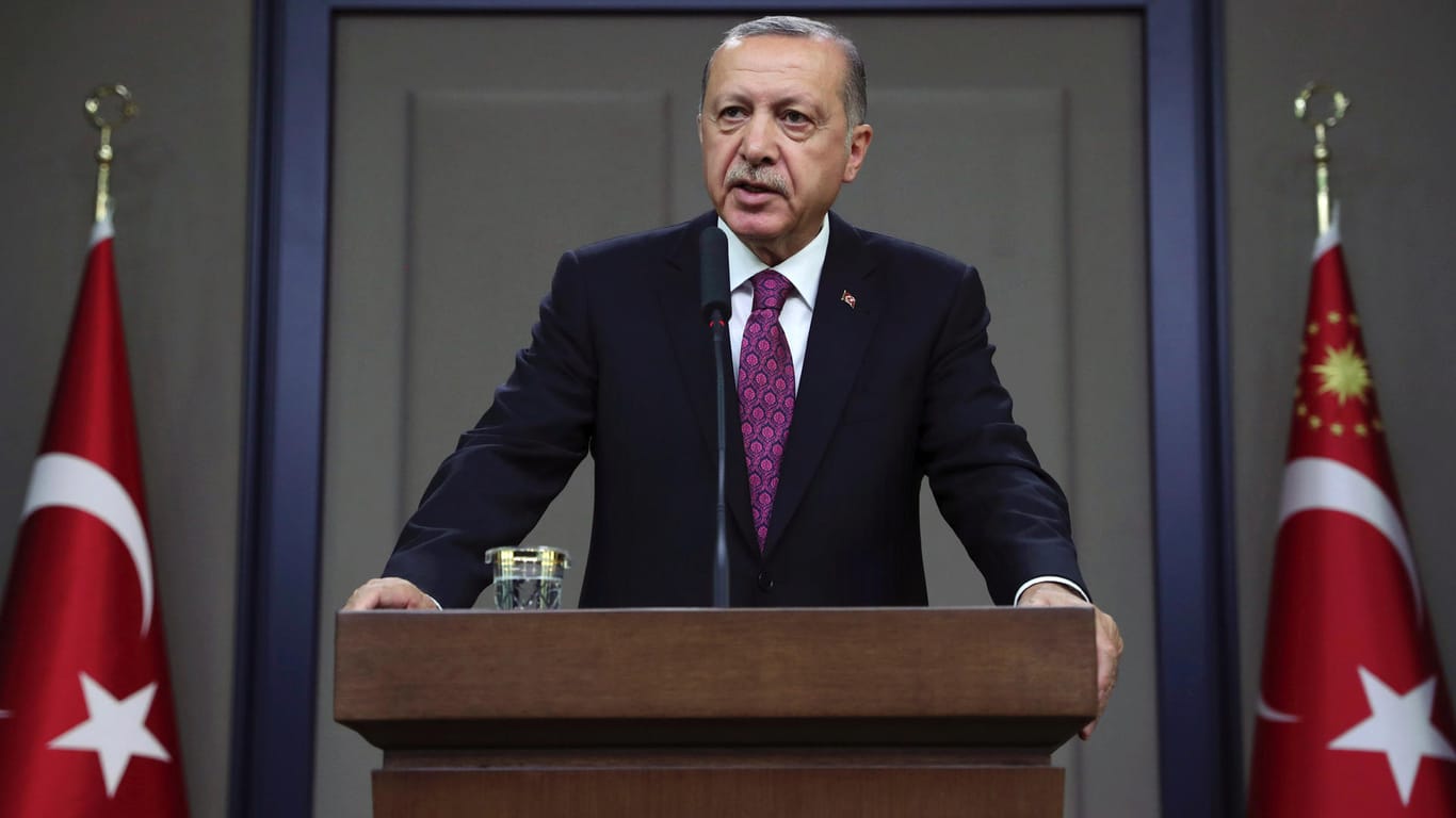Recep Tayyip Erdogan (AKP) spricht zu Medienvertretern: Das neue Anti-Terrorgesetz wurde mit den Stimmen der Regierungspartei AKP und MHP im Parlament beschlossen.