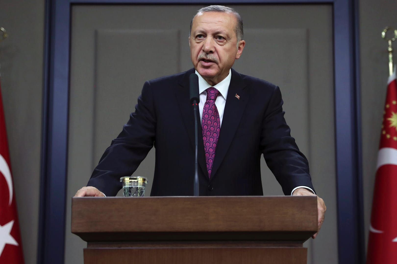 Recep Tayyip Erdogan (AKP) spricht zu Medienvertretern: Das neue Anti-Terrorgesetz wurde mit den Stimmen der Regierungspartei AKP und MHP im Parlament beschlossen.