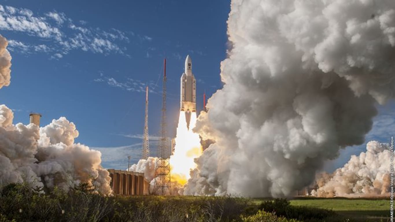 Die Ariane-5-Rakete mit den Satelliten an Bord hebt in Kourou ab.