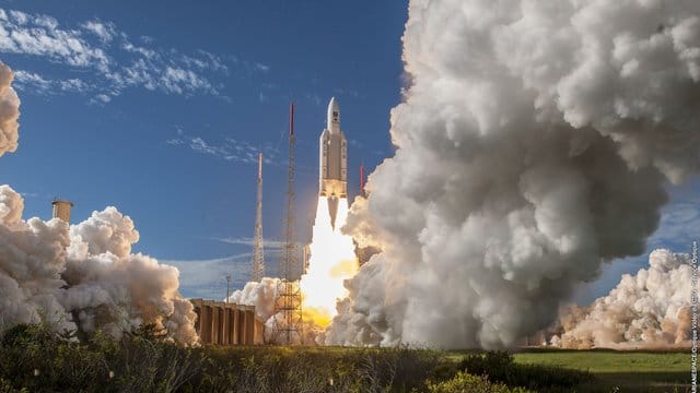 Die Ariane-5-Rakete mit den Satelliten an Bord hebt in Kourou ab. Die Ariane-5-Rakete mit den Satelliten an Bord hebt in Kourou ab.