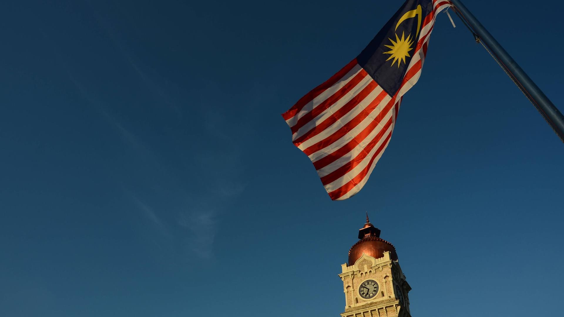 Die malaysische Flagge in Kuala Lumpur vor dem Sultan-Abdul-Samad-Gebäude: Der Staat will die Gesetze der einzelnen Bundesstaaten überprüfen. (Archivbild) Die malaysische Flagge in Kuala Lumpur vor dem Sultan-Abdul-Samad-Gebäude: Der Staat will die Gesetze der einzelnen Bundesstaaten überprüfen. (Archivbild)