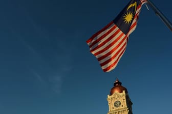 Die malaysische Flagge in Kuala Lumpur vor dem Sultan-Abdul-Samad-Gebäude: Der Staat will die Gesetze der einzelnen Bundesstaaten überprüfen. (Archivbild)