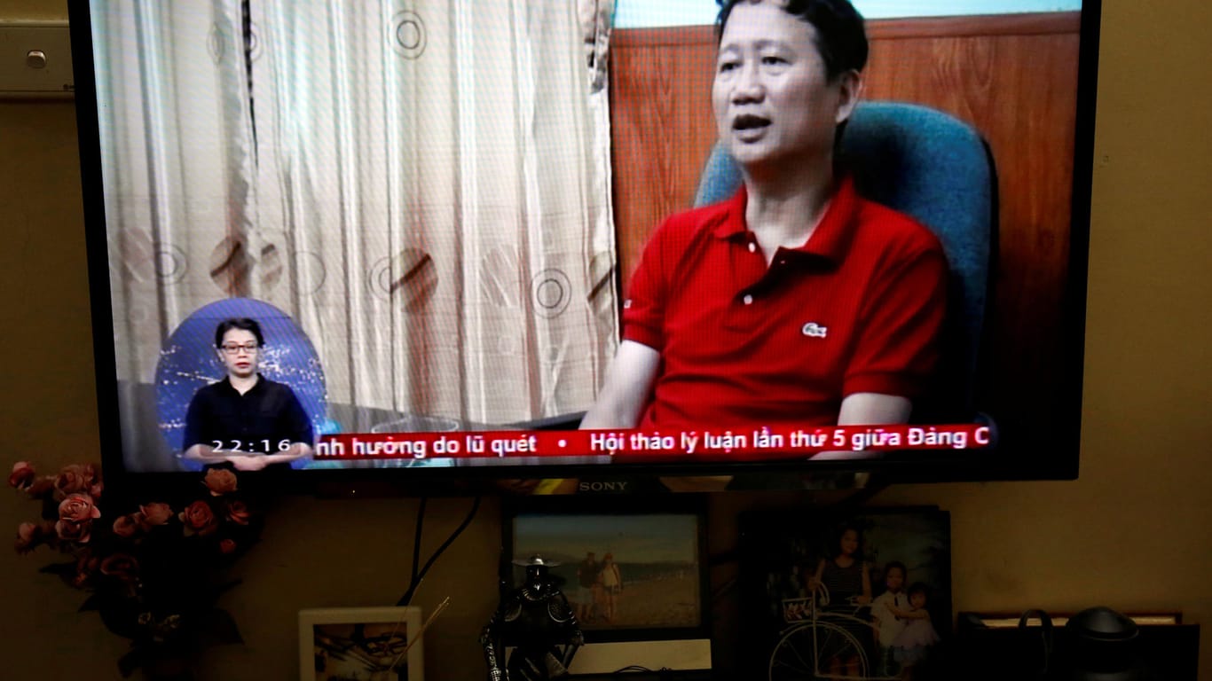 Trinh Xuan Thanh auf einem Fernsehbildschirm in einer Sendung des vietnamesischen Staatssenders VTV: Der Geschätsmann wurde mitten in Berlin entführt. (Archivbild)