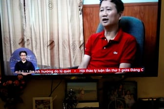 Trinh Xuan Thanh auf einem Fernsehbildschirm in einer Sendung des vietnamesischen Staatssenders VTV: Der Geschätsmann wurde mitten in Berlin entführt. (Archivbild)