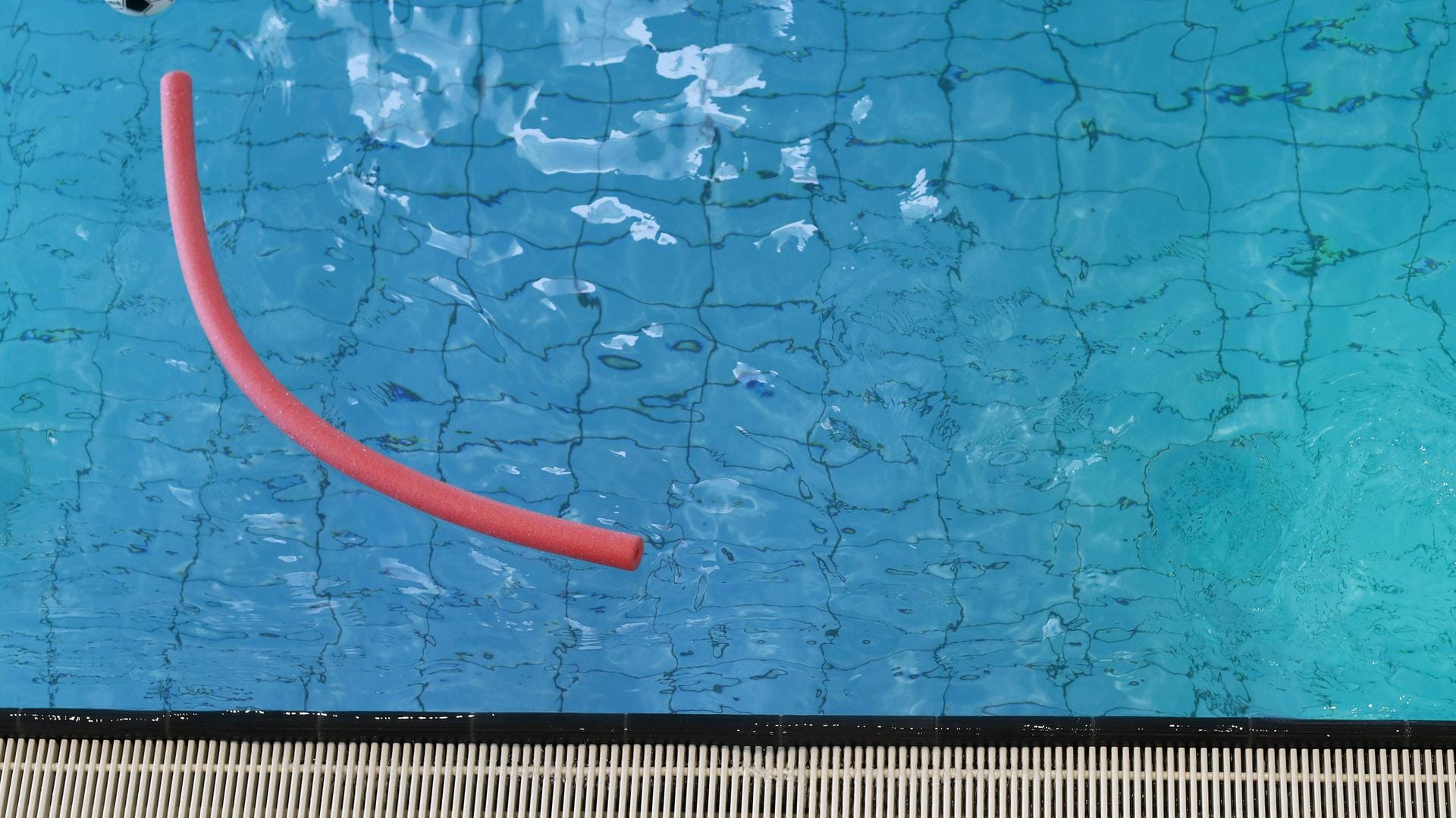 Ein Schwimmbecken: Bereits beim Schwimmtraining hatte der Mann die Kinder beobachtet. (Symbolbild) Ein Schwimmbecken: Bereits beim Schwimmtraining hatte der Mann die Kinder beobachtet. (Symbolbild)