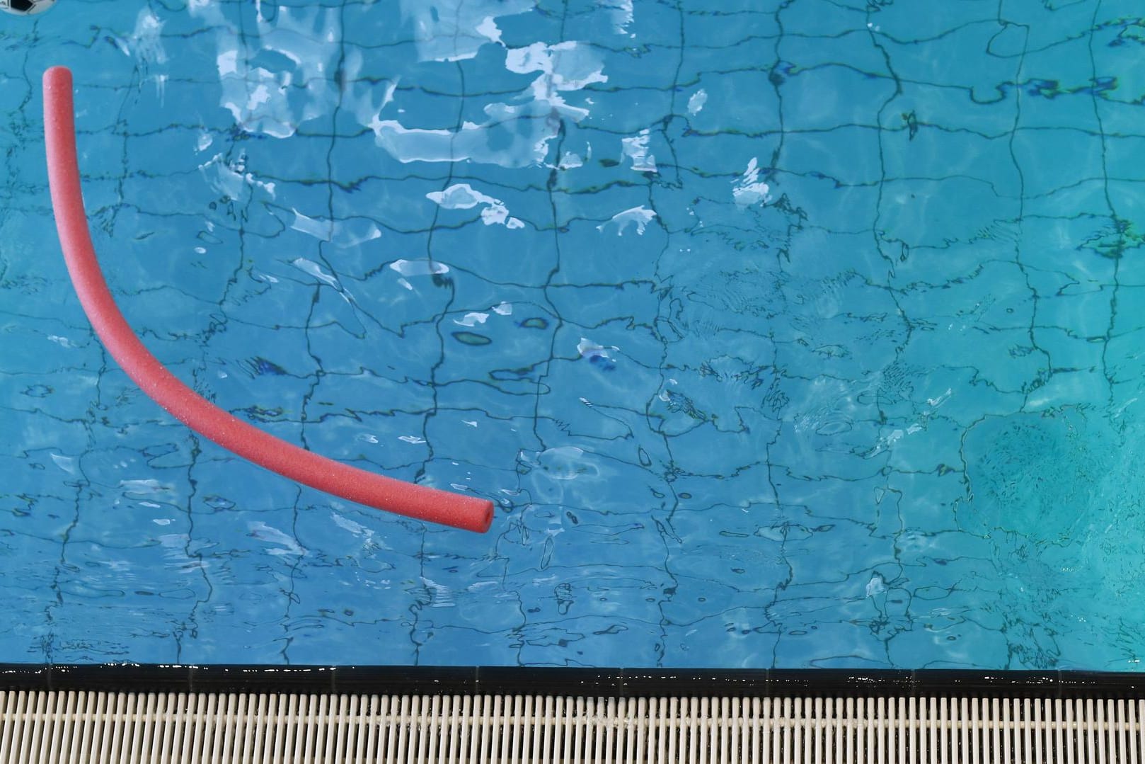 Ein Schwimmbecken: Bereits beim Schwimmtraining hatte der Mann die Kinder beobachtet. (Symbolbild)