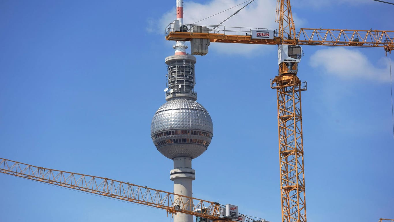 Berliner Fernsehturm: Am Mittwochabend wurde ein verdächtiger Gegenstand in der Eingangshalle des Turms gefunden.