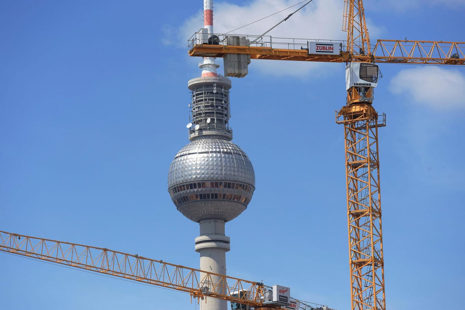 Berliner Fernsehturm: Am Mittwochabend wurde ein verdächtiger Gegenstand in der Eingangshalle des Turms gefunden.