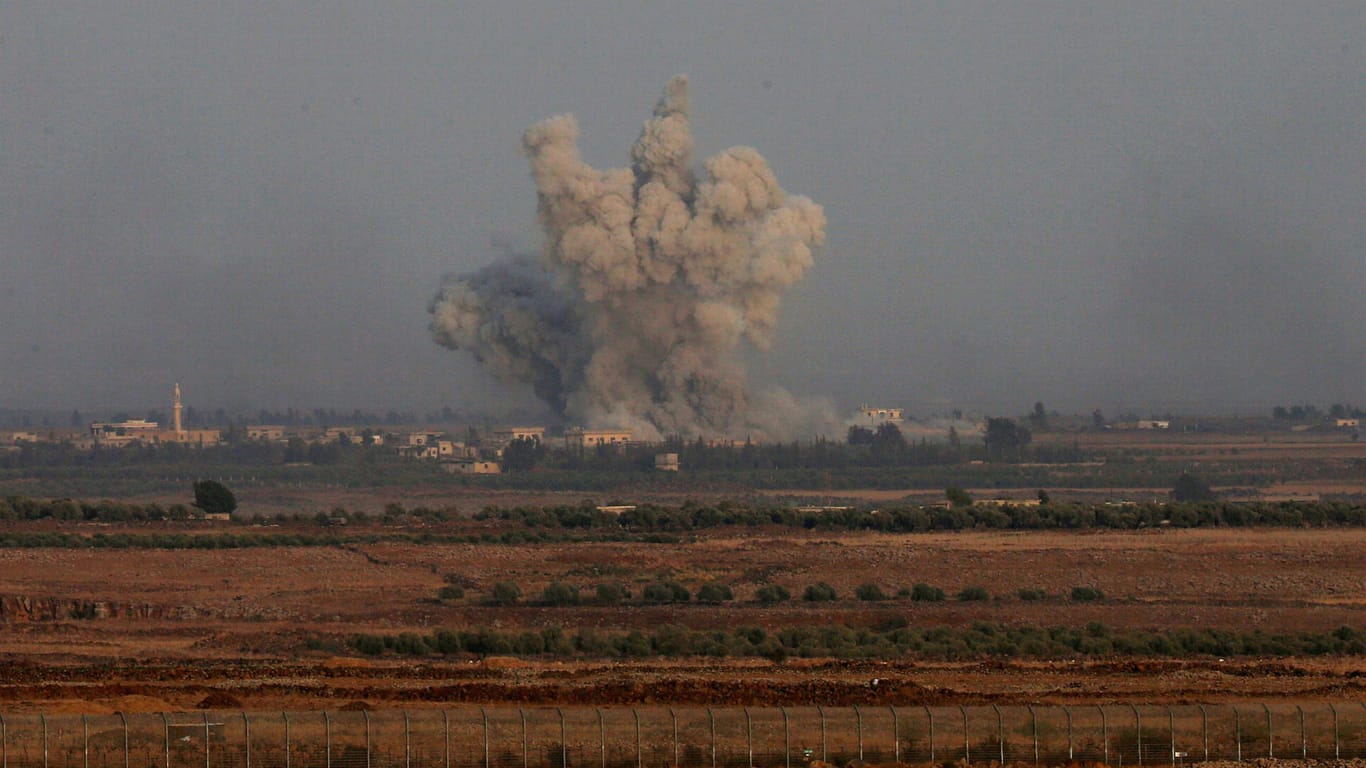 Eine Explosion an der syrischen Grenze zu Israel: Immer wieder kommt es zu heftigen Kämpfen an den Golanhöhen.