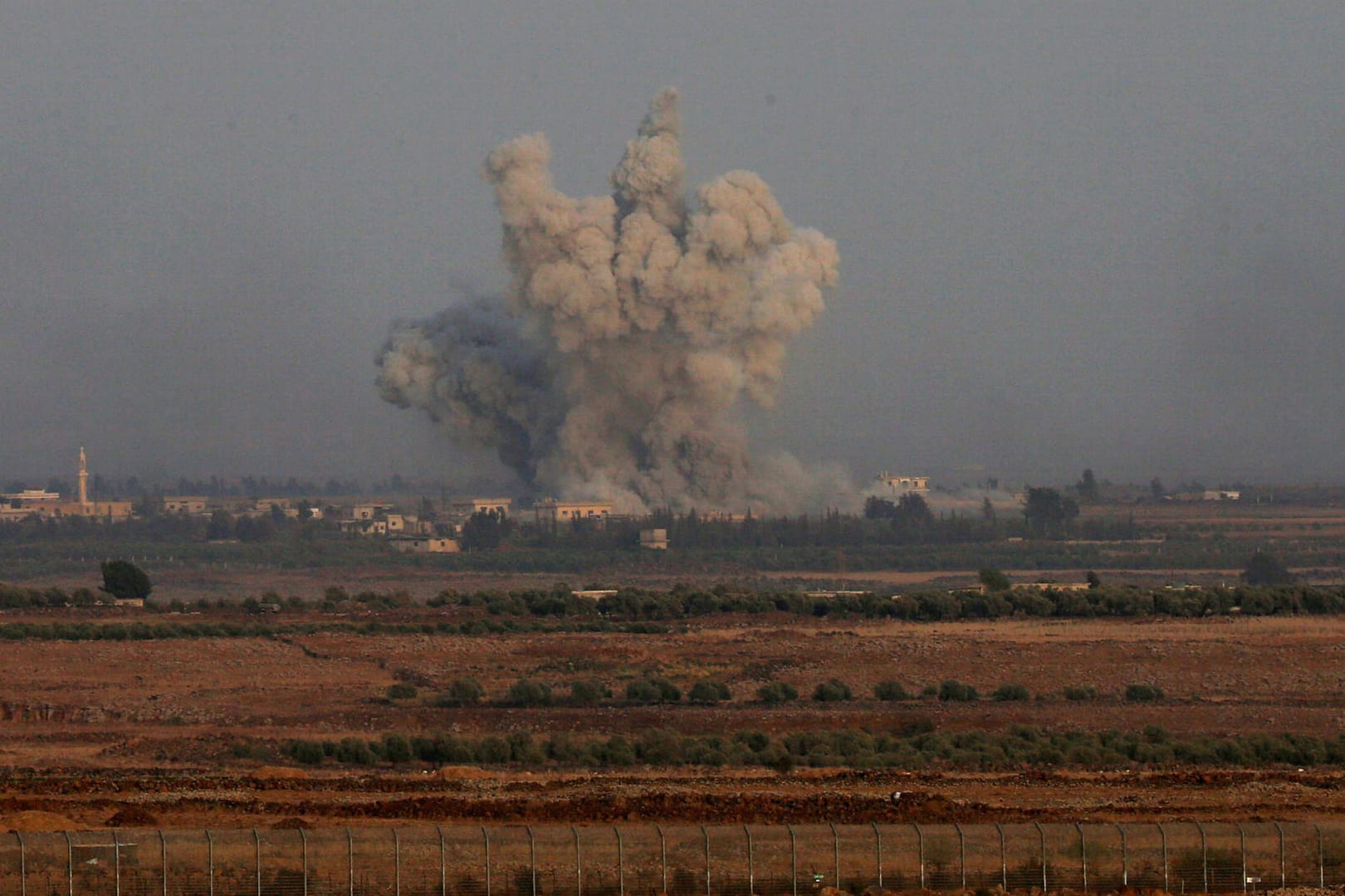 Eine Explosion an der syrischen Grenze zu Israel: Immer wieder kommt es zu heftigen Kämpfen an den Golanhöhen.