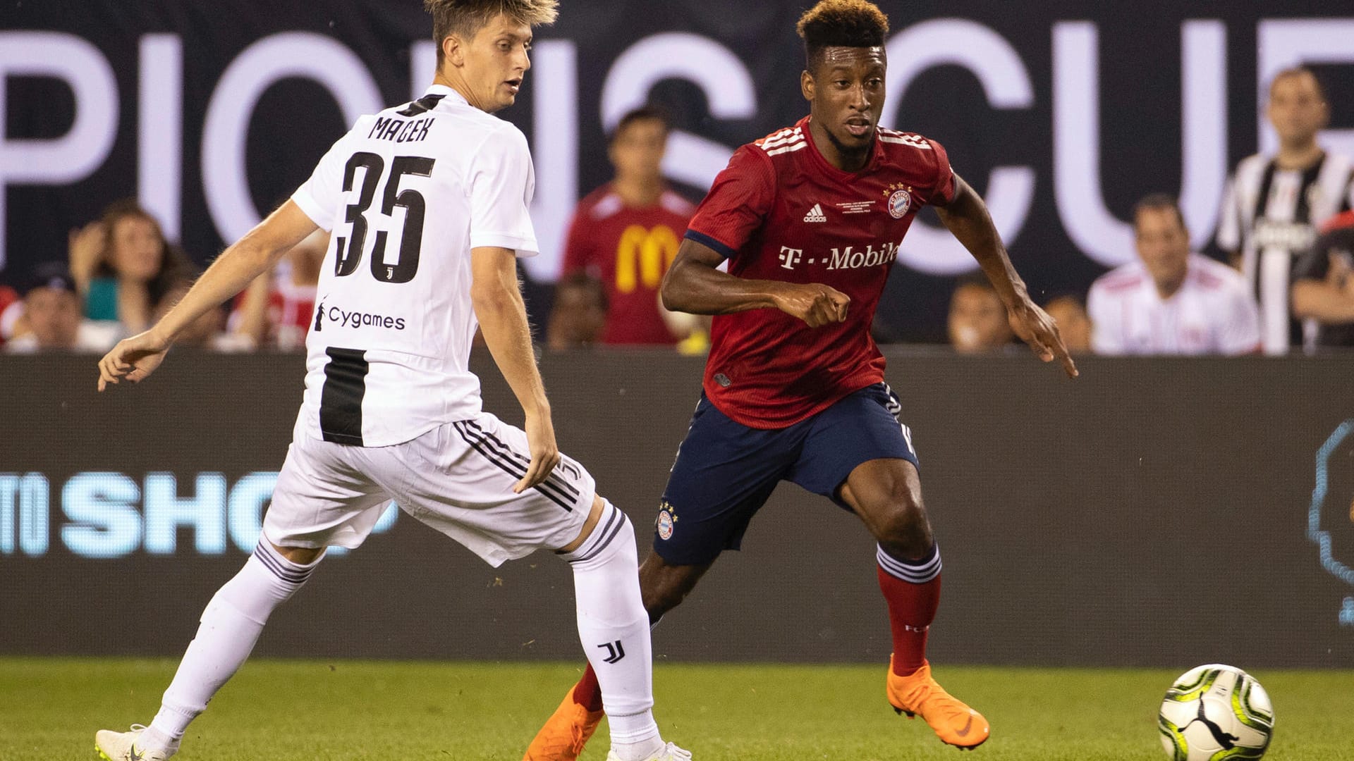 Kingsley Coman und Leonardo Loria: Bayern hat in Philadelphia gegen den italienischen Serienmeister verloren.