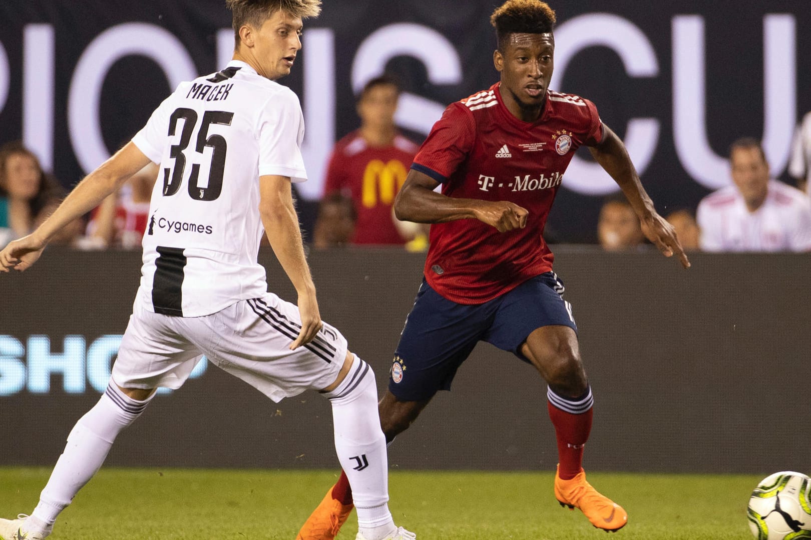 Kingsley Coman und Leonardo Loria: Bayern hat in Philadelphia gegen den italienischen Serienmeister verloren.