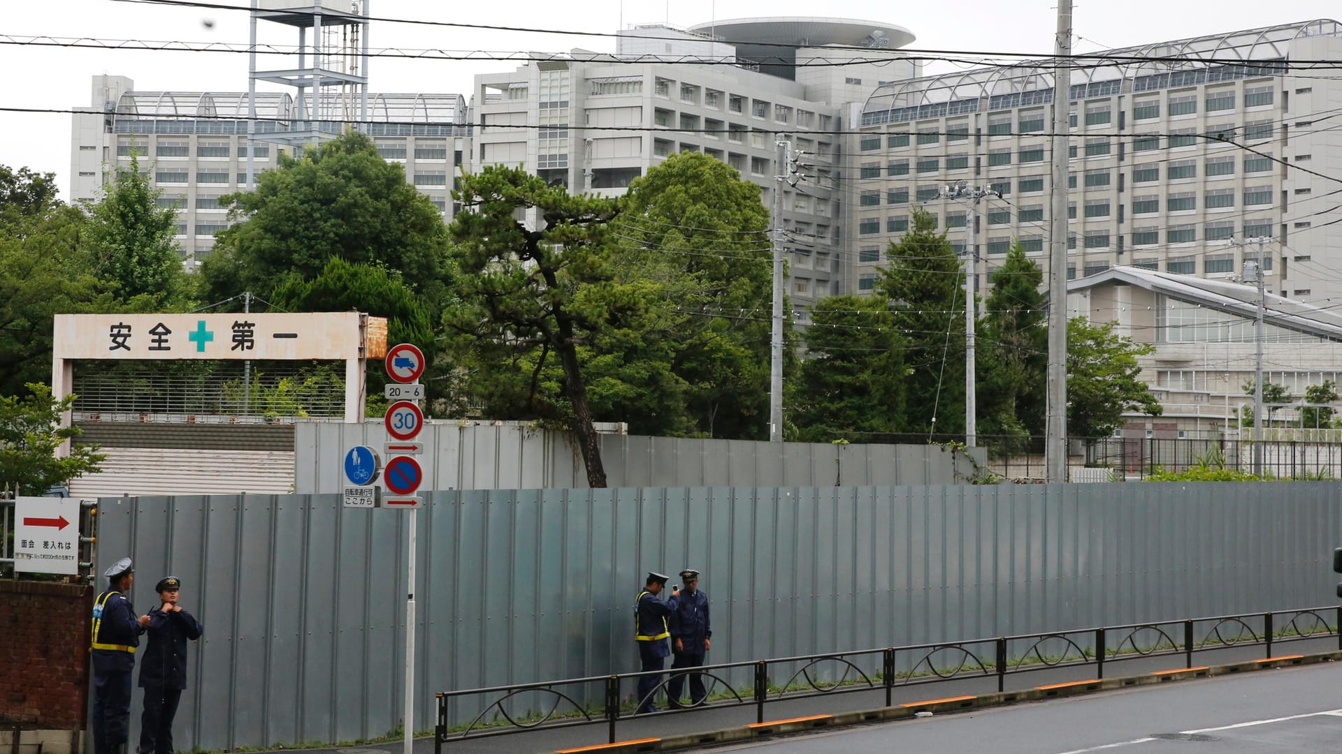 Das Gefängnis, in dem Sektenführer Asahara hingerichtet wurde: Sechs weitere Mitglieder der "Aum"-Sekte wurden nun gehängt. Das Gefängnis, in dem Sektenführer Asahara hingerichtet wurde: Sechs weitere Mitglieder der "Aum"-Sekte wurden nun gehängt.