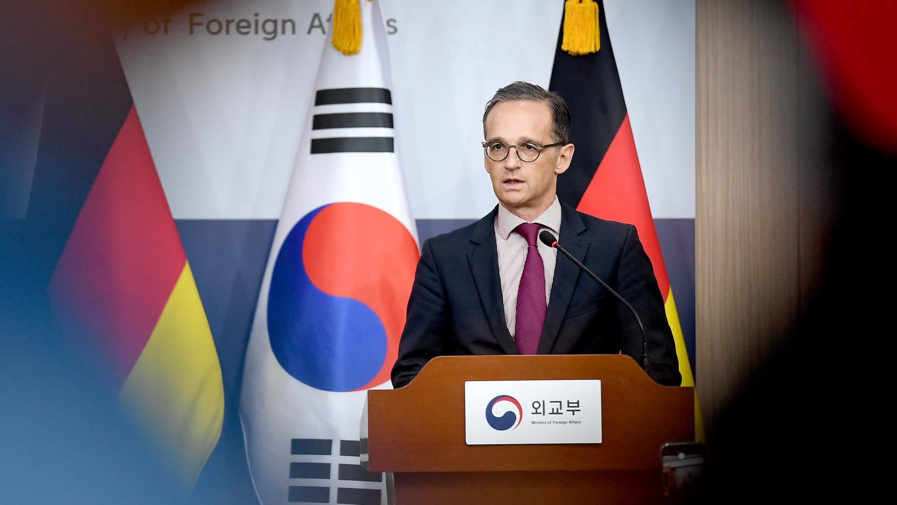 Außenminister Heiko Maas spricht während einer Pressekonferenz mit der südkoreanischen Außenministerin Kang Kyung-wha in Seoul. Maas ist zu einem zweitägigen Besuch in Japan und Südkorea unterwegs.