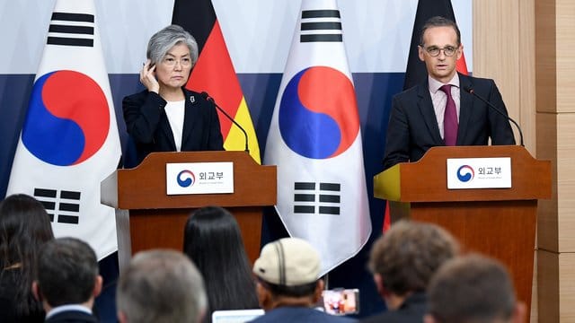 Außenminister Heiko Maas und seine südkoreanische Amtskollegin Kang Kyung-wha sprechen in Seoul. Außenminister Heiko Maas und seine südkoreanische Amtskollegin Kang Kyung-wha sprechen in Seoul.
