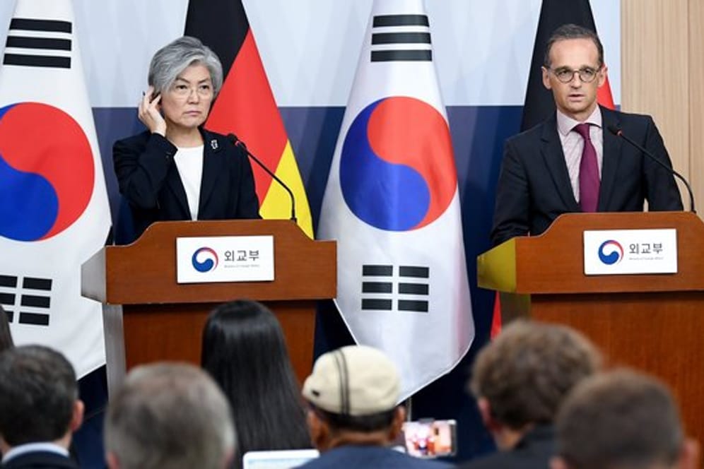Außenminister Heiko Maas und seine südkoreanische Amtskollegin Kang Kyung-wha sprechen in Seoul.