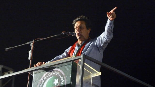 In einer Fernsehansprache hat sich Ex-Kricket-Star Imran Khan zum Wahlsieger in Pakistan erklärt. In einer Fernsehansprache hat sich Ex-Kricket-Star Imran Khan zum Wahlsieger in Pakistan erklärt.