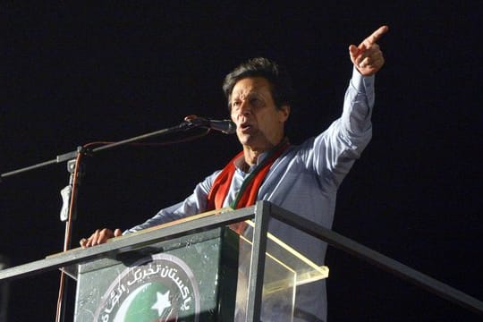In einer Fernsehansprache hat sich Ex-Kricket-Star Imran Khan zum Wahlsieger in Pakistan erklärt.