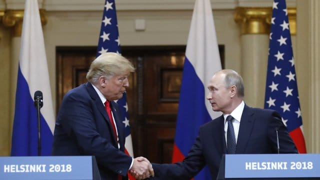 US-Präsident Donald Trump (l) und der russische Präsident Wladimir Putin geben sich in Helsinki die Hand. US-Präsident Donald Trump (l) und der russische Präsident Wladimir Putin geben sich in Helsinki die Hand.