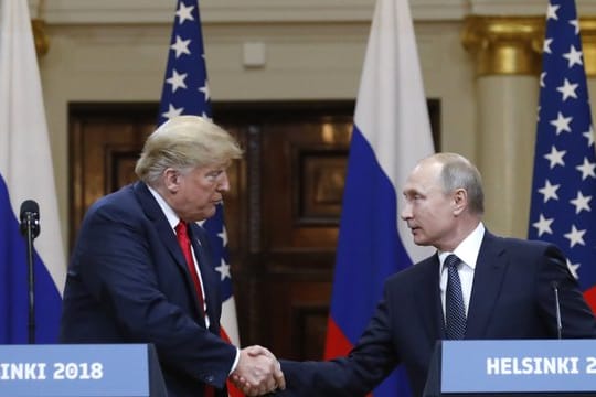 US-Präsident Donald Trump (l) und der russische Präsident Wladimir Putin geben sich in Helsinki die Hand.