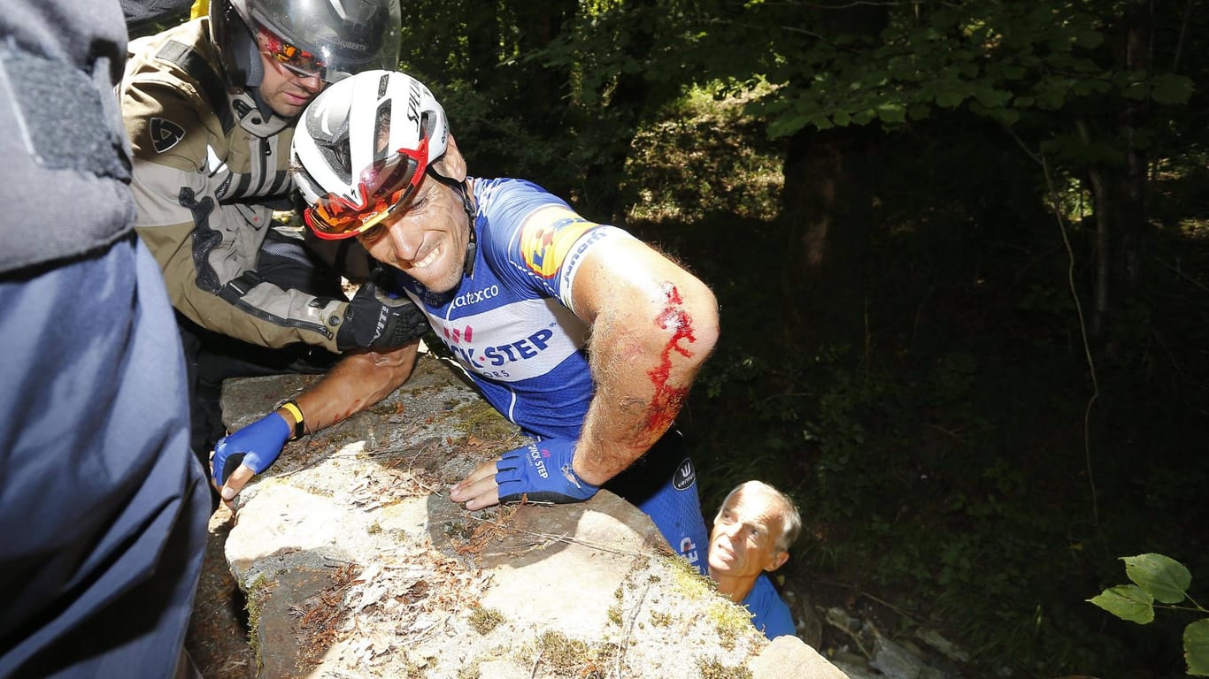 Philippe Gilbert nach seinem Sturz auf der 16. Etappe: Der Rad-Weltmeister war in einer gefährlichen Abfahrt über die Brüstung gestürzt.