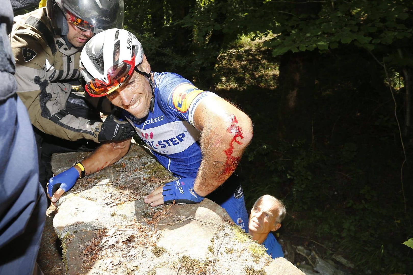 Philippe Gilbert nach seinem Sturz auf der 16. Etappe: Der Rad-Weltmeister war in einer gefährlichen Abfahrt über die Brüstung gestürzt.