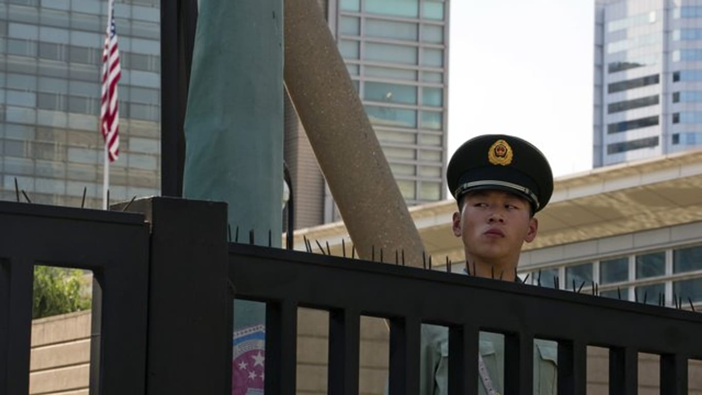 Ein paramilitärischer Polizist bewacht den Eingang der US-Botschaft.