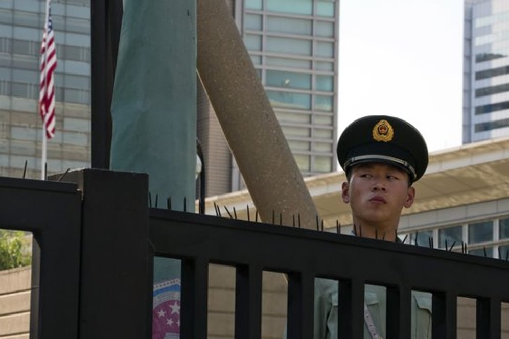 Ein paramilitärischer Polizist bewacht den Eingang der US-Botschaft.