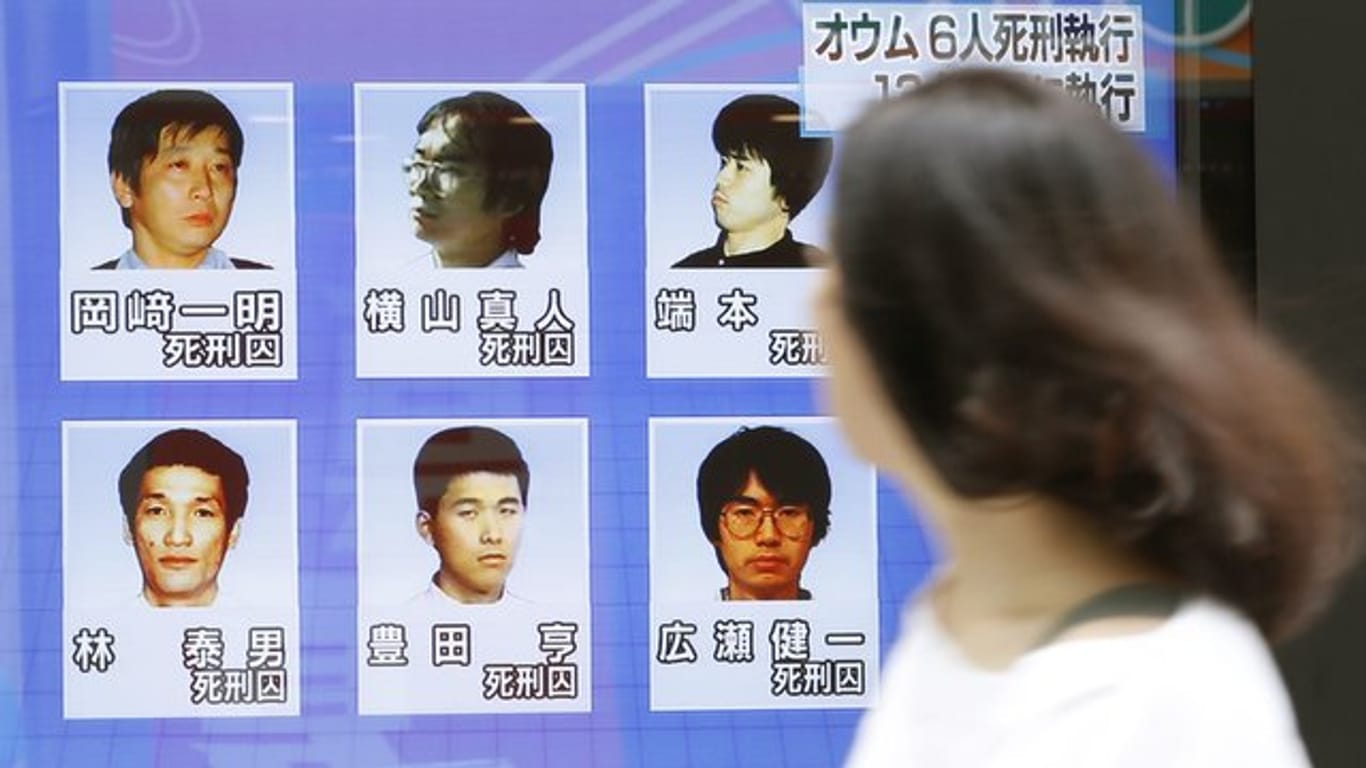 Auf einem Bildschirm an einer Straße in Tokio läuft ein Bericht über die Hinrichtung der "Aum"-Mitglieder.