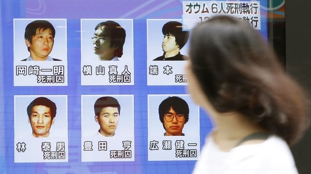Auf einem Bildschirm an einer Straße in Tokio läuft ein Bericht über die Hinrichtung der "Aum"-Mitglieder. Auf einem Bildschirm an einer Straße in Tokio läuft ein Bericht über die Hinrichtung der "Aum"-Mitglieder.