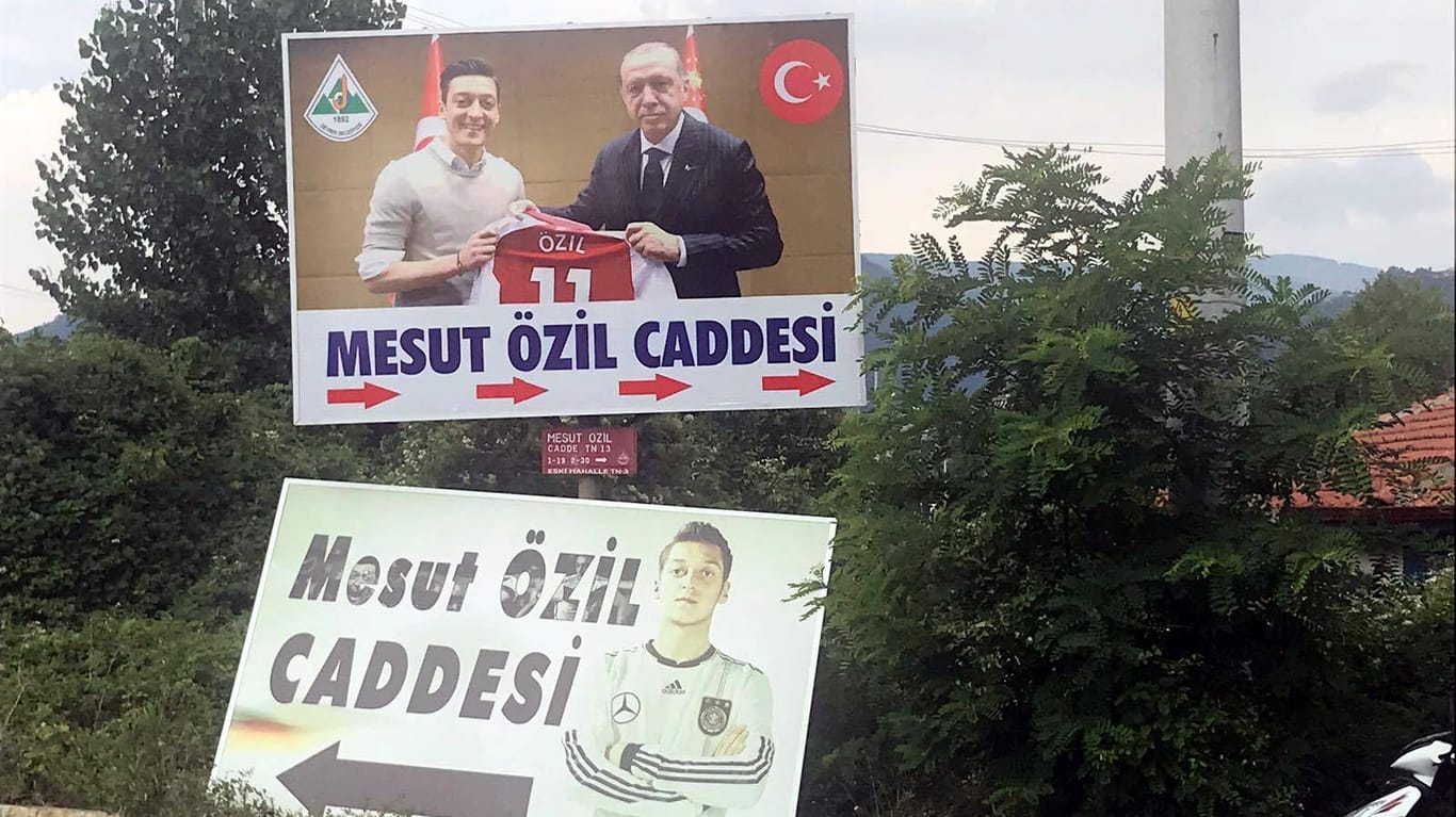 In der türkischen Stadt Devrek wurde ein Plakat mit Mesut Özil darauf gewechselt. Statt Özil in Nationaltrikot zeigt es nun den deutschen Ex-Nationalspieler zusammen mit Erdogan.