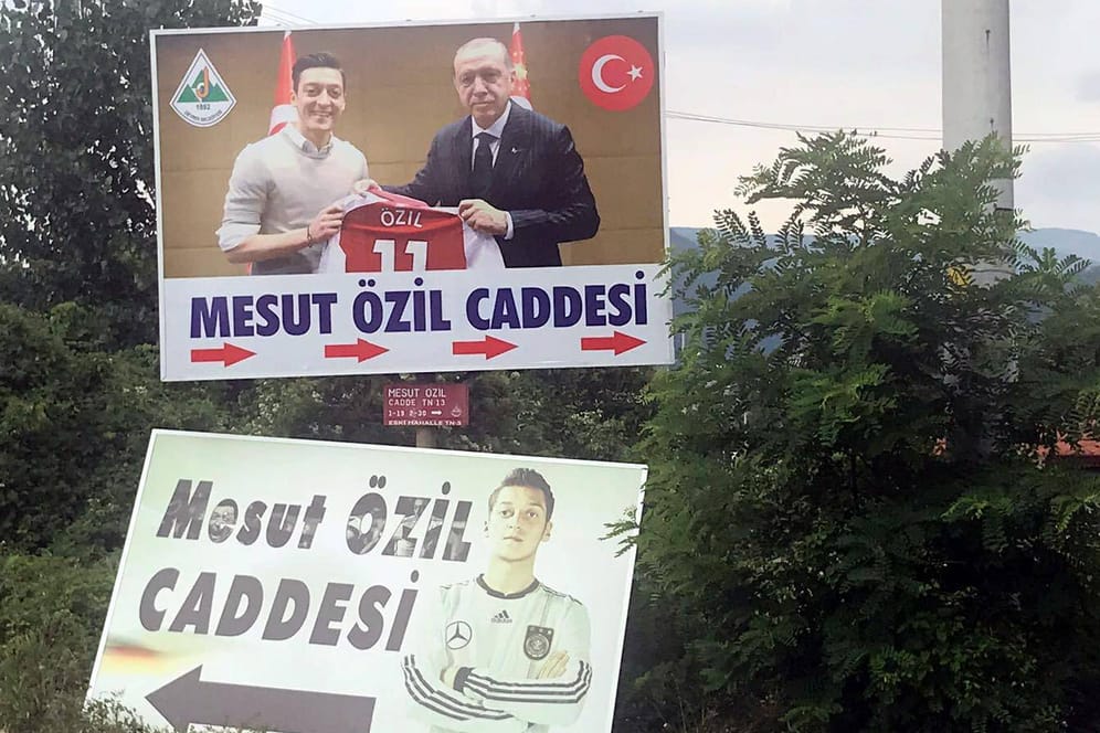 In der türkischen Stadt Devrek wurde ein Plakat mit Mesut Özil darauf gewechselt. Statt Özil in Nationaltrikot zeigt es nun den deutschen Ex-Nationalspieler zusammen mit Erdogan.