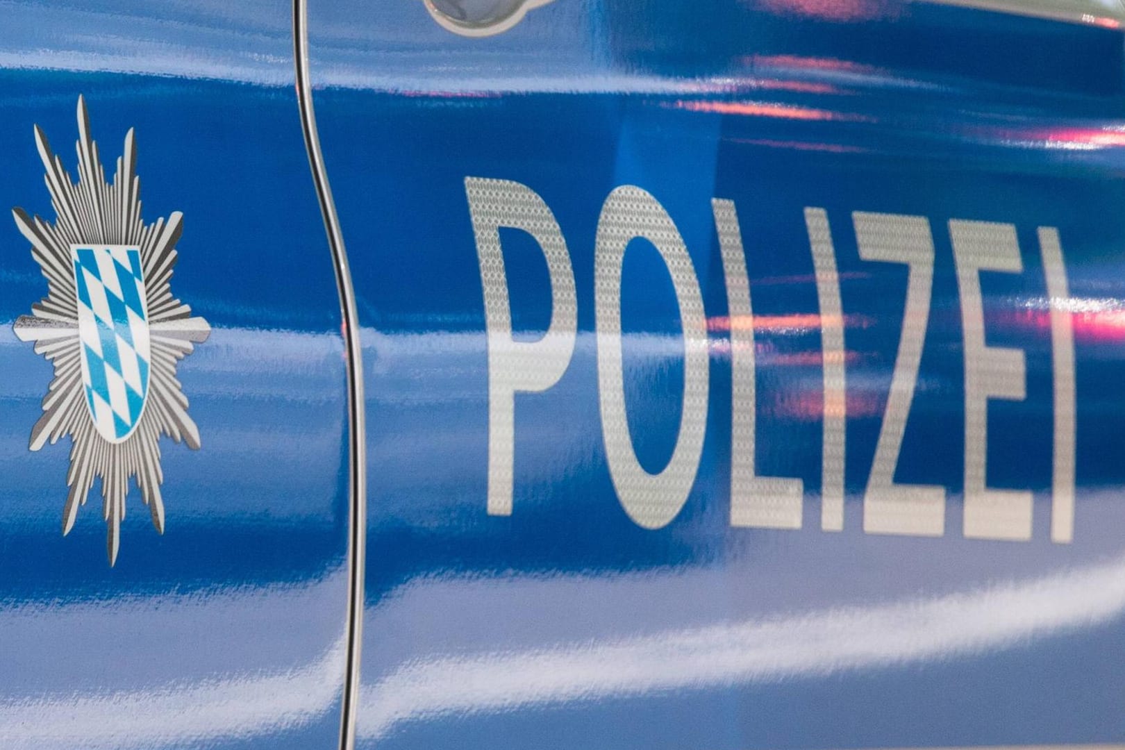 Im Rahmen eines Einsatzes in Berlin Prenzlauer Berg musste das SEK einen Mann mit Schüssen außer Gefecht setzen. Er befindet sich nun mit schweren Verletzungen in stationärer Behandlung.